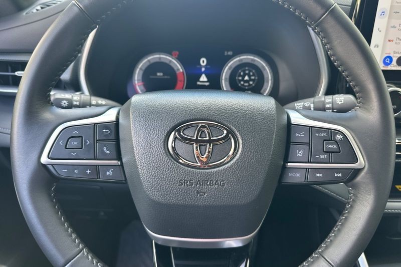 Toyota Highlander Vehicle Full-screen Gallery Image 25