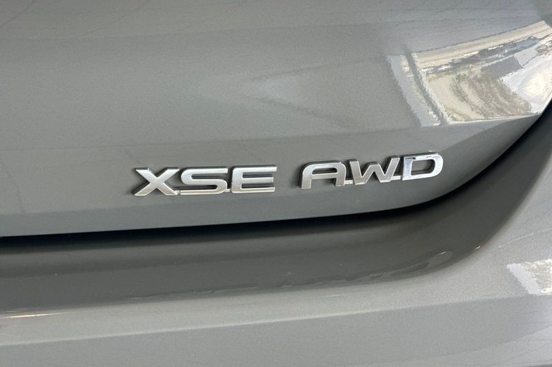 Toyota Highlander Vehicle Full-screen Gallery Image 29