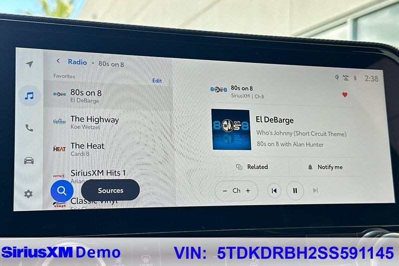 Toyota Highlander Vehicle Full-screen Gallery Image 30