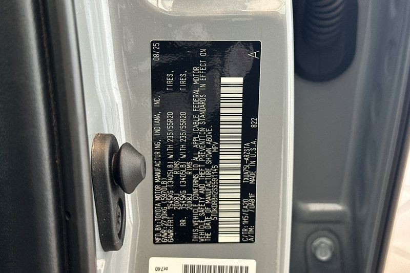 Toyota Highlander Vehicle Full-screen Gallery Image 31