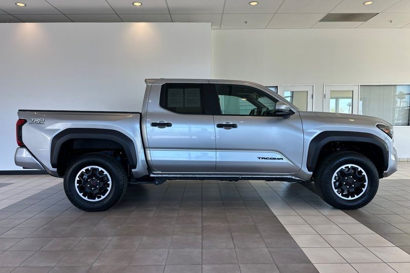 Toyota Tacoma 4WD Vehicle Full-screen Gallery Image 03