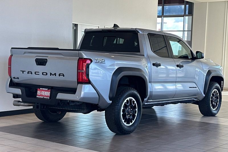 Toyota Tacoma 4WD Vehicle Full-screen Gallery Image 04