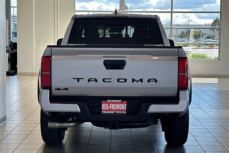 Toyota Tacoma 4WD Vehicle Full-screen Gallery Image 05