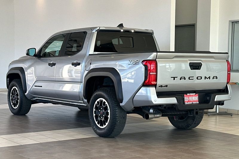 Toyota Tacoma 4WD Vehicle Full-screen Gallery Image 06