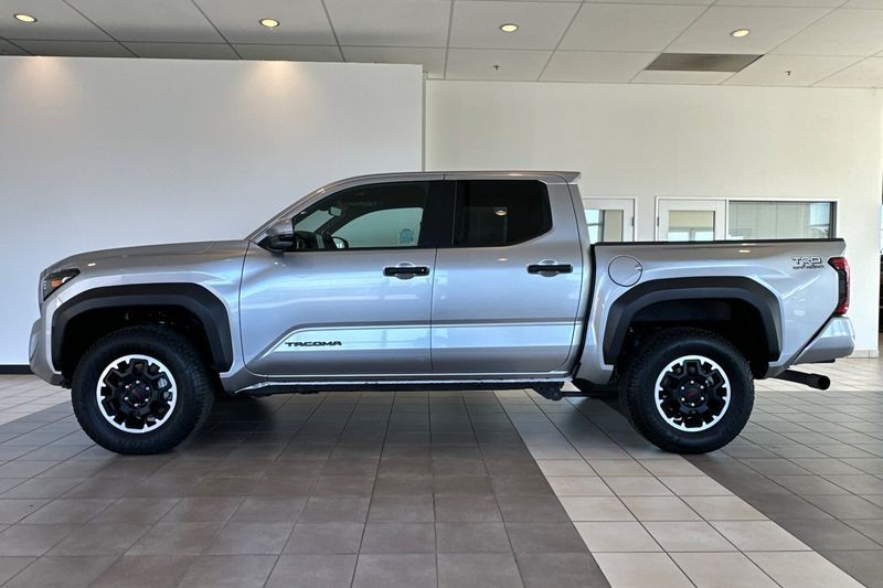 Toyota Tacoma 4WD Vehicle Full-screen Gallery Image 07