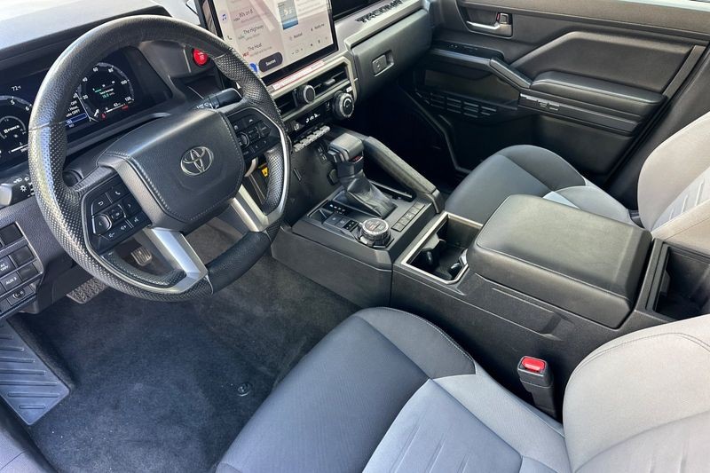 Toyota Tacoma 4WD Vehicle Full-screen Gallery Image 10