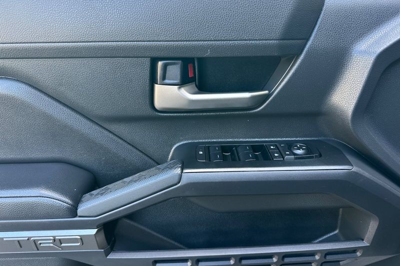 Toyota Tacoma 4WD Vehicle Full-screen Gallery Image 11