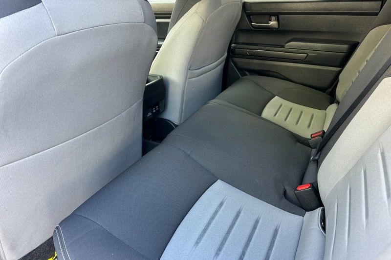 Toyota Tacoma 4WD Vehicle Full-screen Gallery Image 12