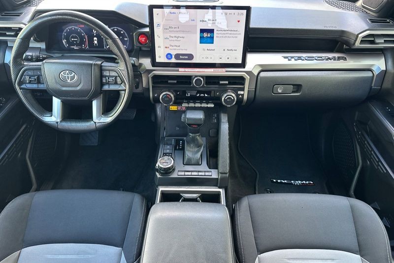 Toyota Tacoma 4WD Vehicle Full-screen Gallery Image 13