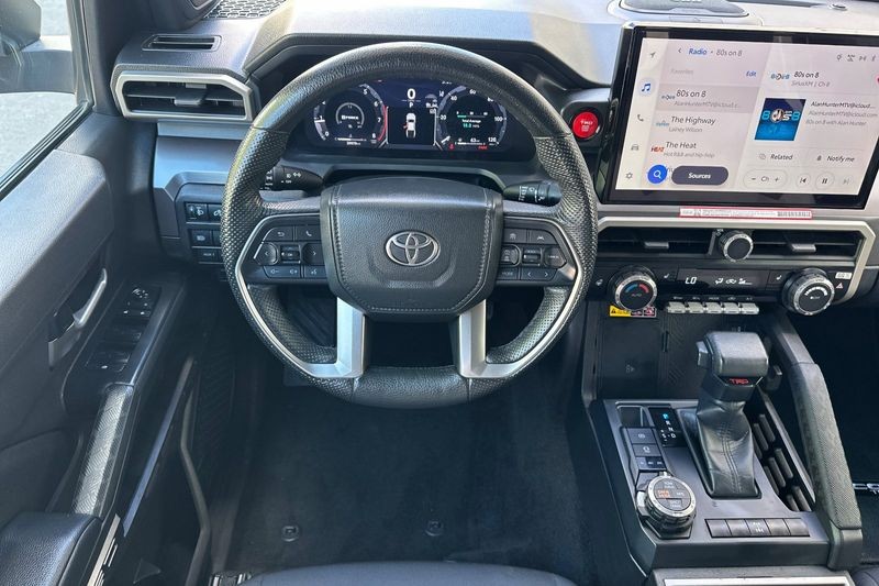 Toyota Tacoma 4WD Vehicle Full-screen Gallery Image 14