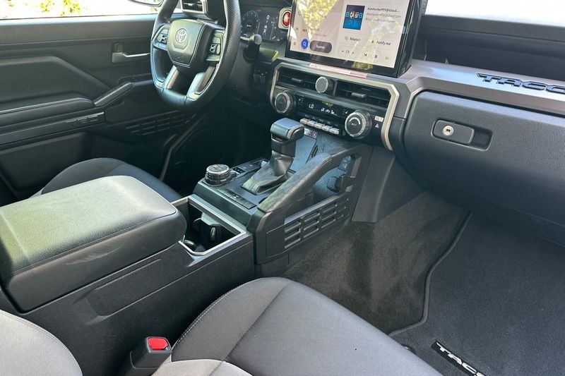 Toyota Tacoma 4WD Vehicle Full-screen Gallery Image 15