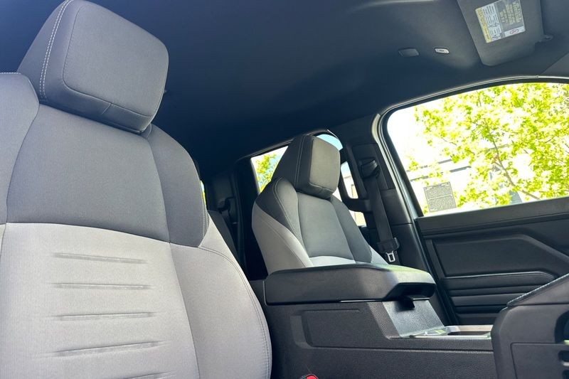 Toyota Tacoma 4WD Vehicle Full-screen Gallery Image 16