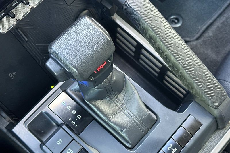 Toyota Tacoma 4WD Vehicle Full-screen Gallery Image 21