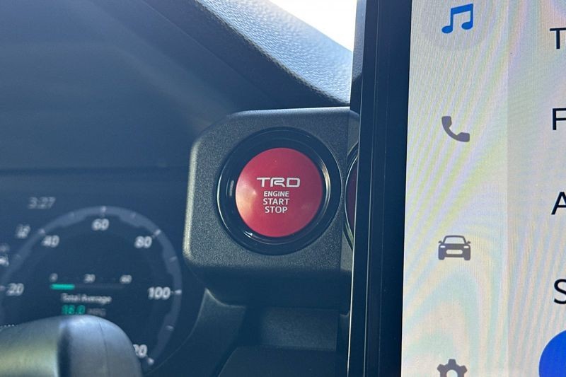 Toyota Tacoma 4WD Vehicle Full-screen Gallery Image 22