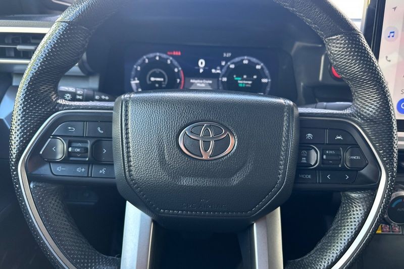 Toyota Tacoma 4WD Vehicle Full-screen Gallery Image 23