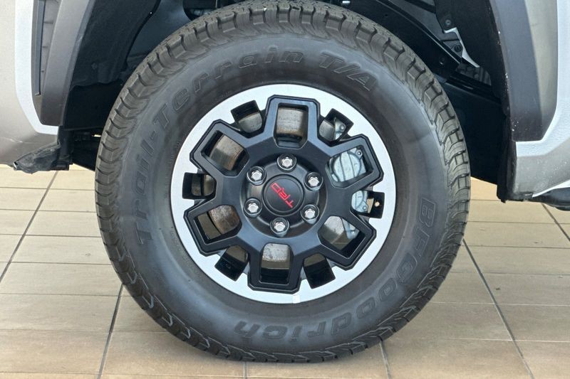 Toyota Tacoma 4WD Vehicle Full-screen Gallery Image 26