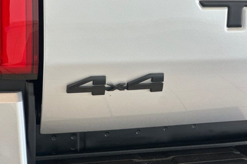 Toyota Tacoma 4WD Vehicle Full-screen Gallery Image 27