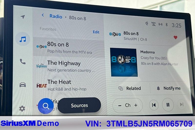 Toyota Tacoma 4WD Vehicle Full-screen Gallery Image 28