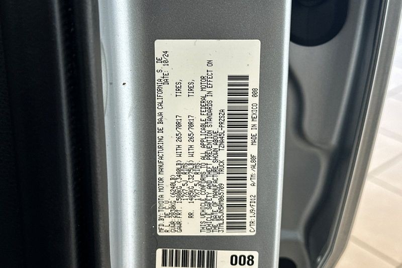 Toyota Tacoma 4WD Vehicle Full-screen Gallery Image 29