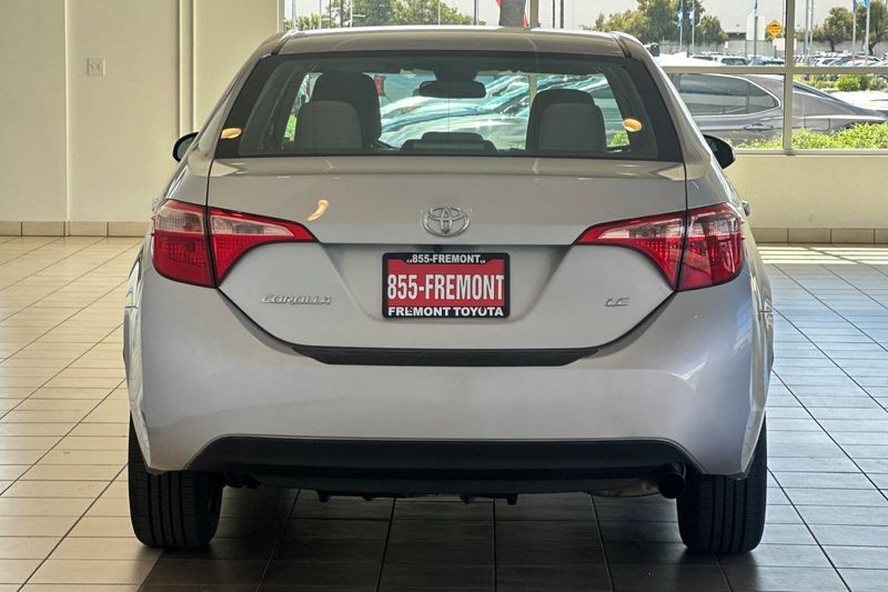 Toyota Corolla Vehicle Full-screen Gallery Image 05