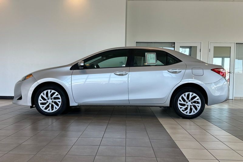 Toyota Corolla Vehicle Full-screen Gallery Image 07