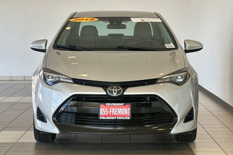 Toyota Corolla Vehicle Full-screen Gallery Image 09