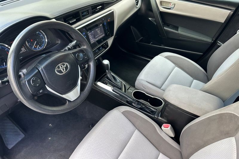 Toyota Corolla Vehicle Full-screen Gallery Image 10