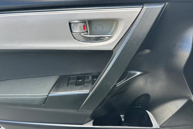 Toyota Corolla Vehicle Full-screen Gallery Image 11