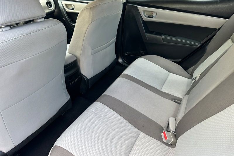 Toyota Corolla Vehicle Full-screen Gallery Image 12