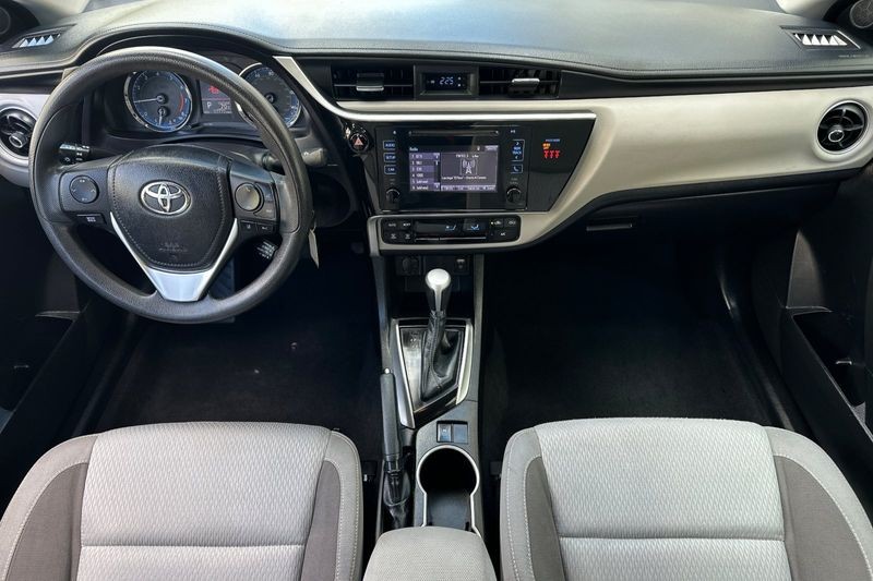 Toyota Corolla Vehicle Full-screen Gallery Image 13