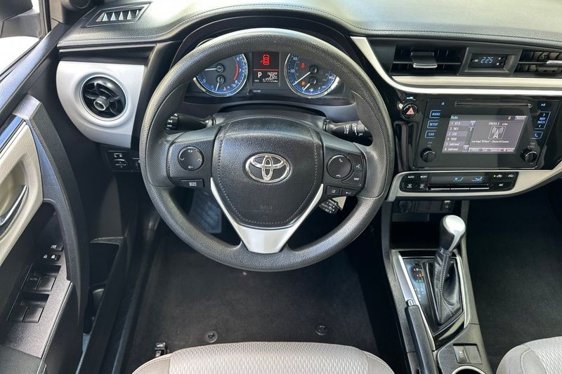 Toyota Corolla Vehicle Full-screen Gallery Image 14