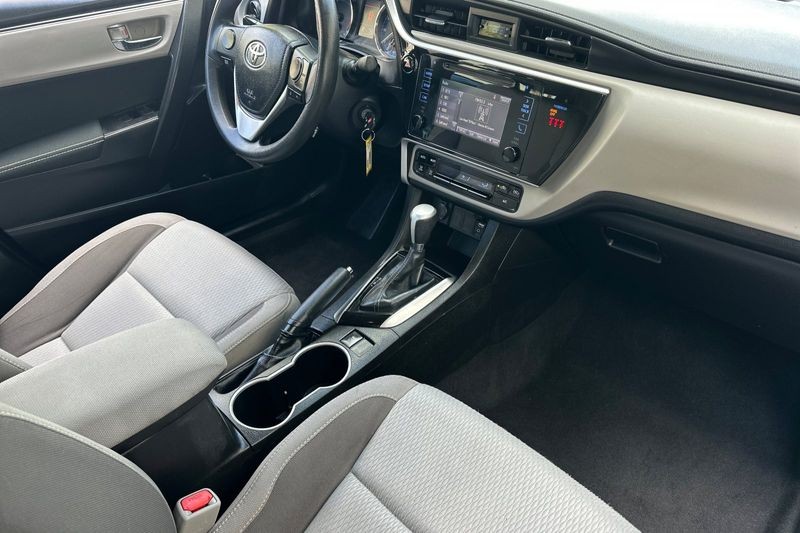 Toyota Corolla Vehicle Full-screen Gallery Image 15