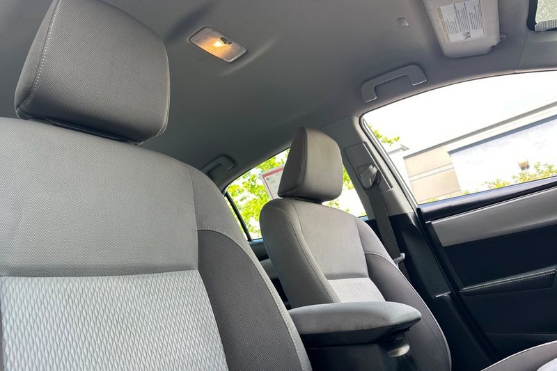 Toyota Corolla Vehicle Full-screen Gallery Image 16