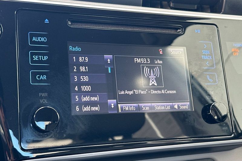 Toyota Corolla Vehicle Full-screen Gallery Image 17