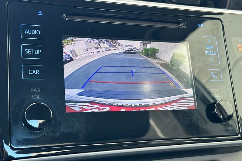 Toyota Corolla Vehicle Full-screen Gallery Image 18