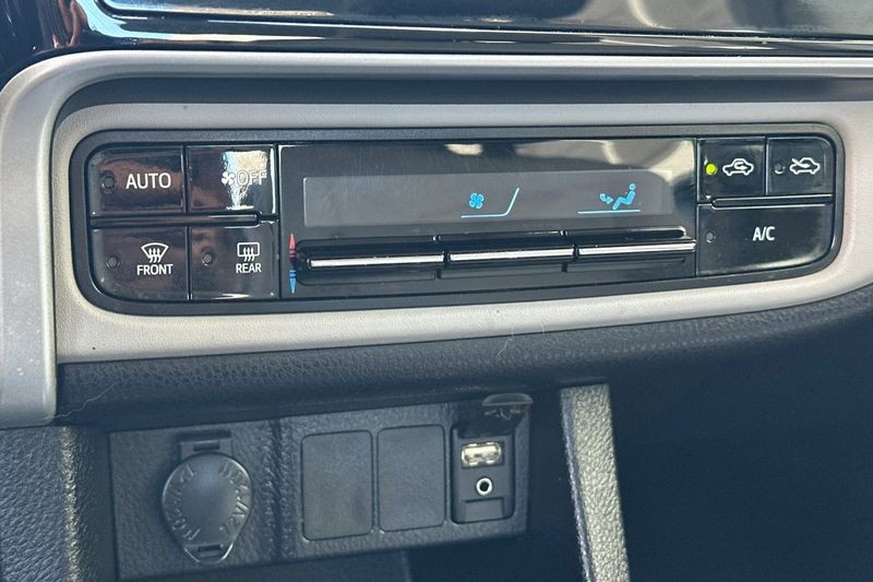 Toyota Corolla Vehicle Full-screen Gallery Image 19