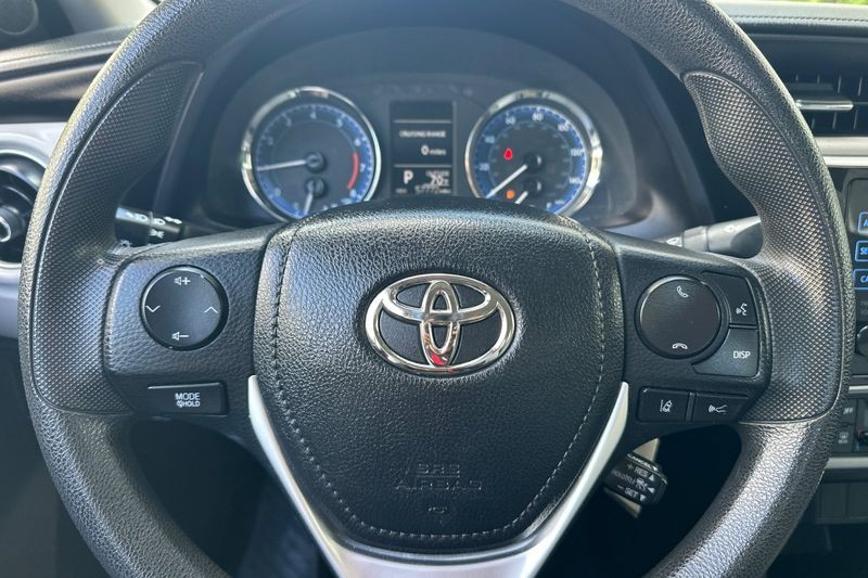 Toyota Corolla Vehicle Full-screen Gallery Image 21