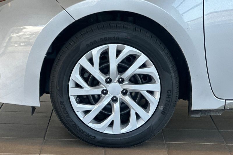 Toyota Corolla Vehicle Full-screen Gallery Image 24