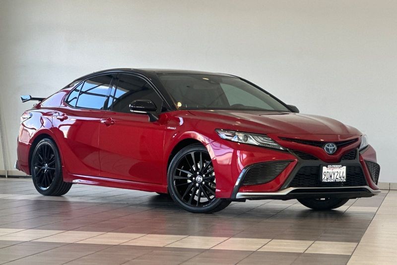 Toyota Camry Hybrid Vehicle Full-screen Gallery Image 02