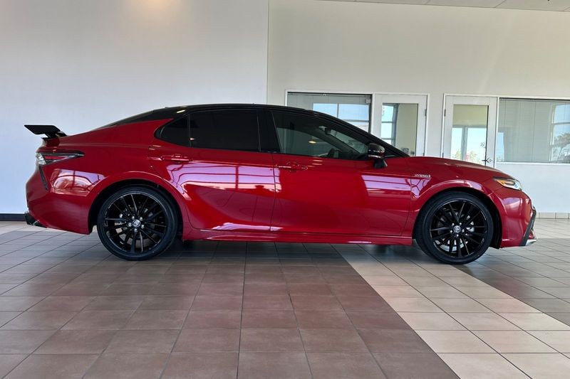 Toyota Camry Hybrid Vehicle Full-screen Gallery Image 03