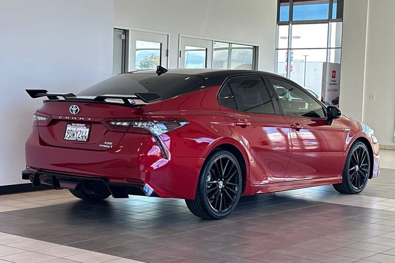 Toyota Camry Hybrid Vehicle Full-screen Gallery Image 04