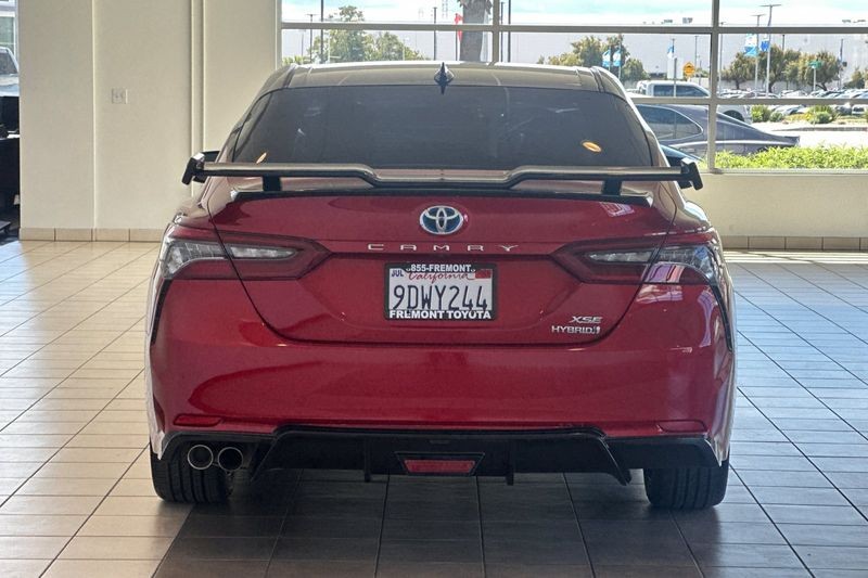 Toyota Camry Hybrid Vehicle Full-screen Gallery Image 05