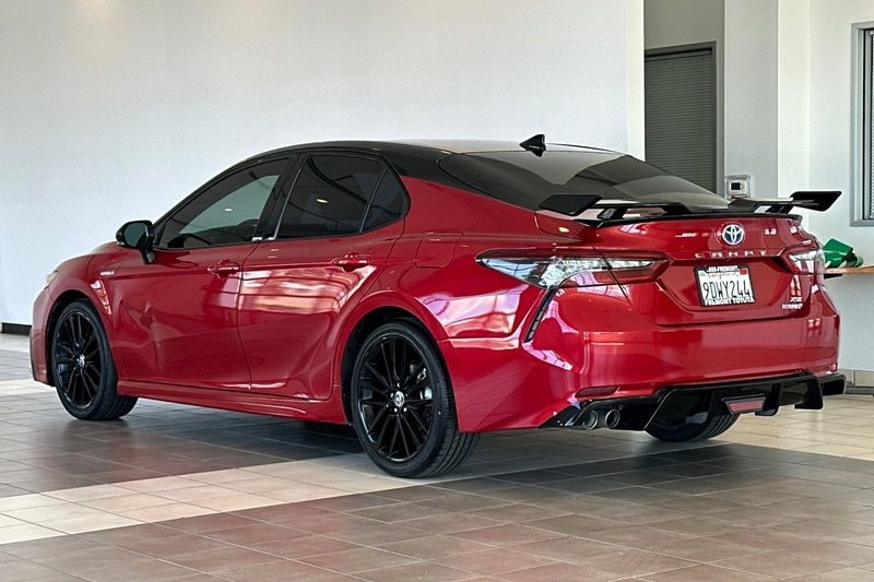 Toyota Camry Hybrid Vehicle Full-screen Gallery Image 06