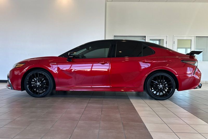 Toyota Camry Hybrid Vehicle Full-screen Gallery Image 07