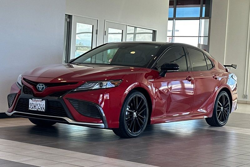 Toyota Camry Hybrid Vehicle Full-screen Gallery Image 08