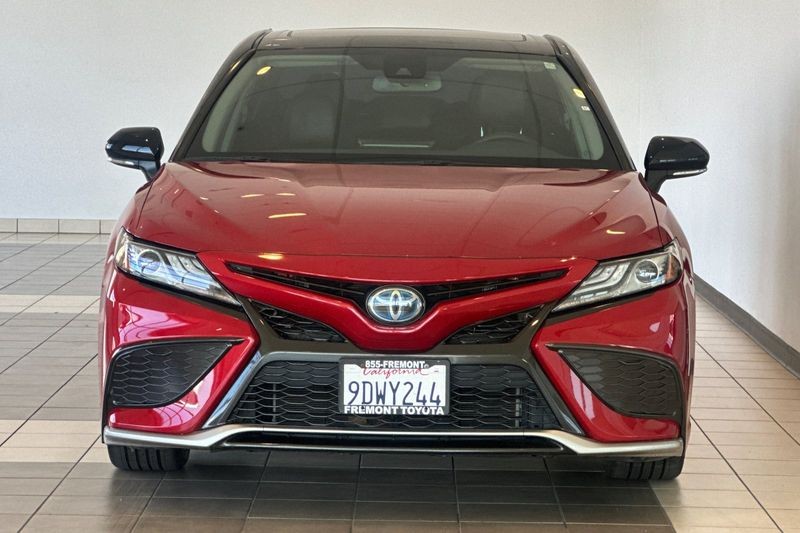 Toyota Camry Hybrid Vehicle Full-screen Gallery Image 09