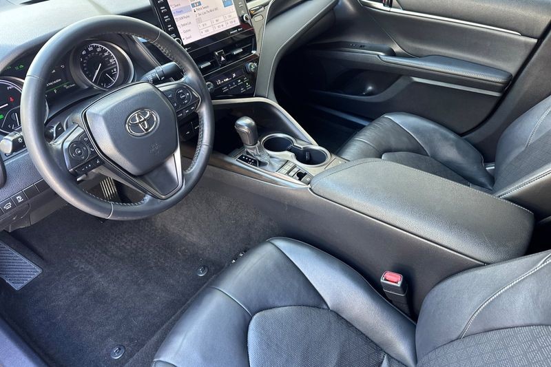 Toyota Camry Hybrid Vehicle Full-screen Gallery Image 10