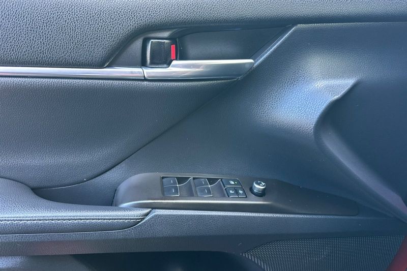 Toyota Camry Hybrid Vehicle Full-screen Gallery Image 11