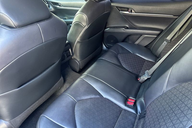 Toyota Camry Hybrid Vehicle Full-screen Gallery Image 12