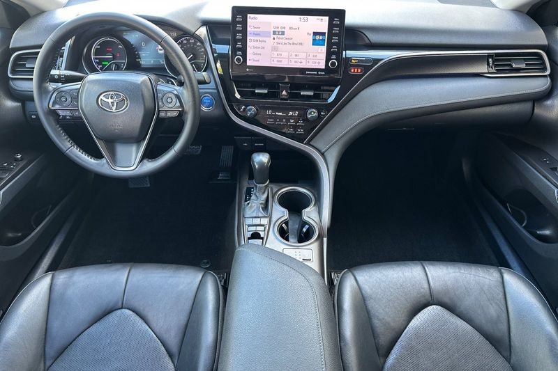 Toyota Camry Hybrid Vehicle Full-screen Gallery Image 13